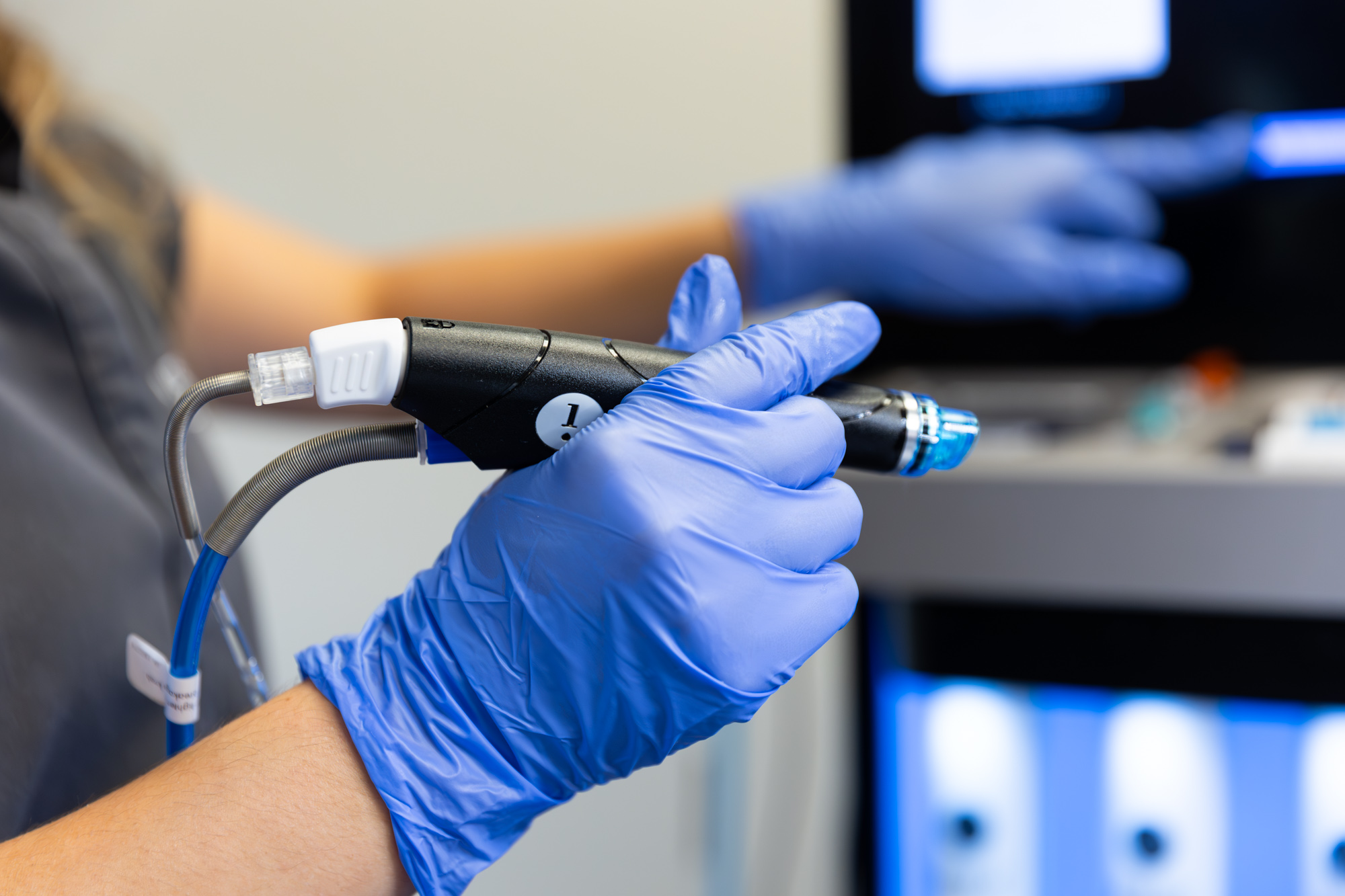 An aesthetician prepares the handpiece for a Hydrafacial near Fishers.