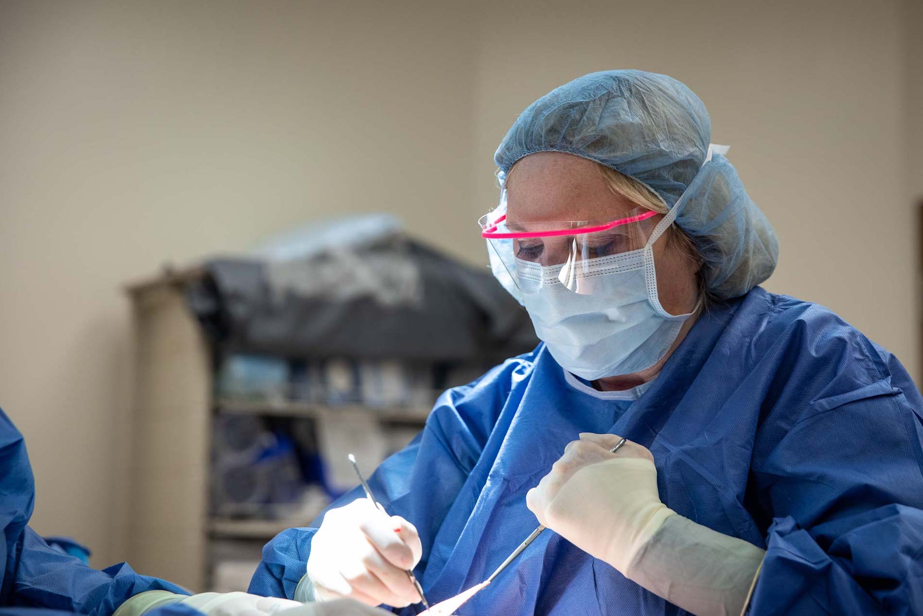 Dr. Turkle performs surgery during a mommy makeover procedure in Indiana.